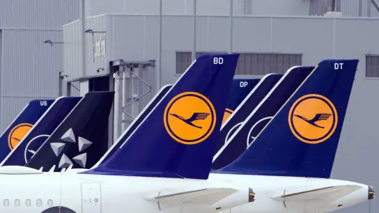 Nach den Tarifgesprächen mit dem Bodenpersonal gehen für die Lufthansa nun auch die Verhandlungen mit den Piloten in eine heiße Phase. (Foto: Soeren Stache/dpa-Zentralbild/dpa)