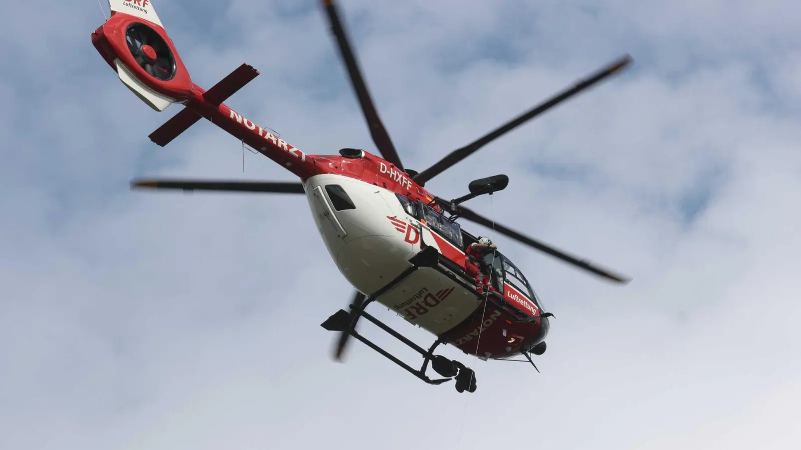 Mit einem Rettungshubschrauber wurde der Mann in ein Krankenhaus geflogen. (Symbolbild) (Foto: Bodo Schackow/dpa)