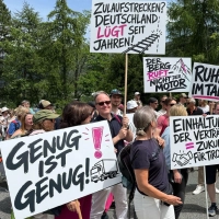 Bei der Demonstration wird auch Kritik an Deutschland geäußert. (Foto: Matthias Röder/dpa)