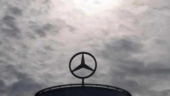 Autoexperte Ferdinand Dudenhöffer schätzt die Fokussierung auf hochpreisige Autos bei Mercedes-Benz als riskant ein. (Foto: Sebastian Gollnow/dpa)