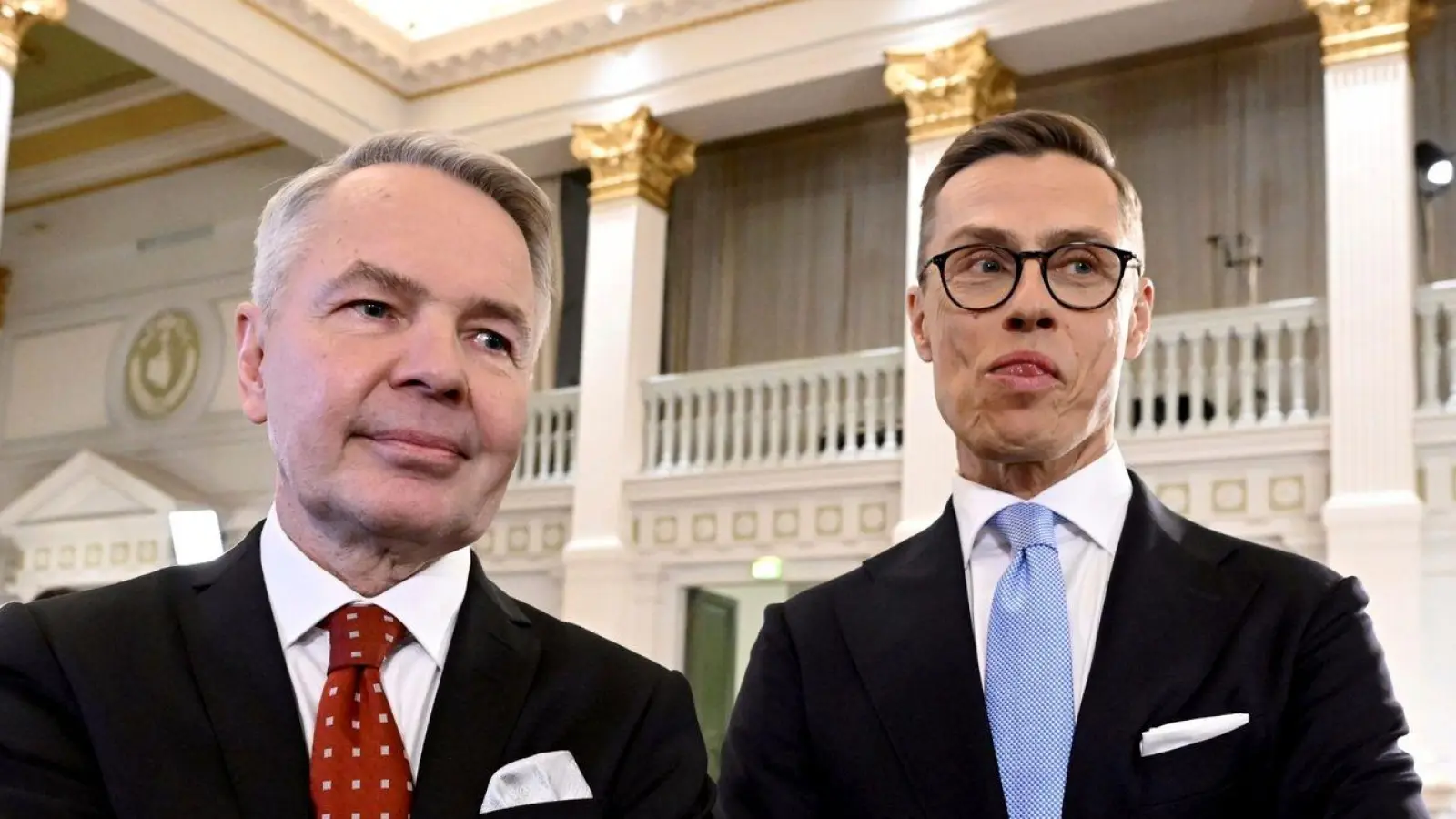 Die Präsidentschaftskandidaten Alexander Stubb (r) und Pekka Haavisto im Rathaus von Helsinki. (Foto: Markku Ulander/Lehtikuva/AP/dpa)