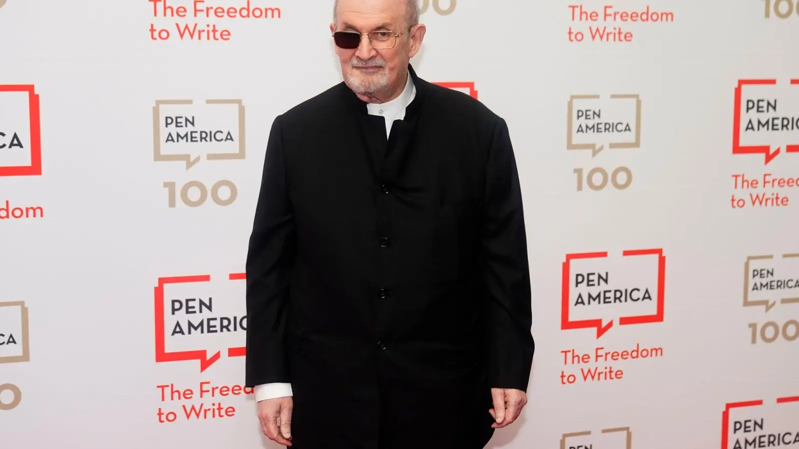Der Schriftsteller Salman Rushdie kommt zur PEN America Literary Gala 2023 in New York. (Foto: Frank Franklin II/AP/dpa)