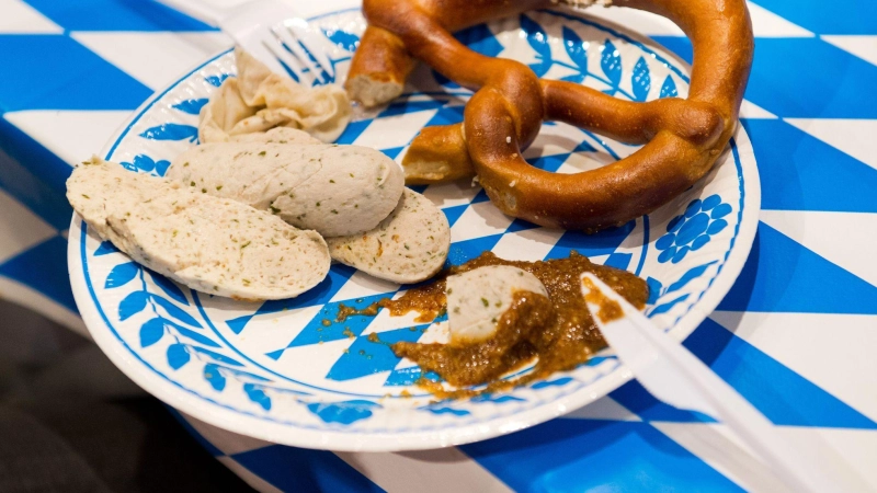 In Bayern gehört die Weißwurst am Vormittag mit Brezel und süßem Senf zur Tradition. (Foto: Inga Kjer/dpa-tmn)