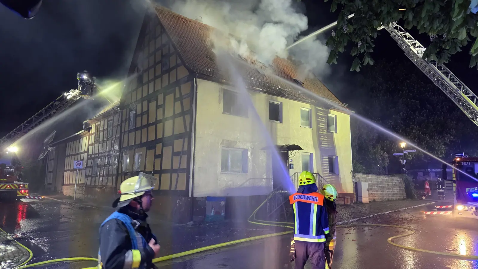 Bei dem Brand eines Einfamilienhauses in Burgbernheim kam ein 74-jähriger Mann ums Leben. (Foto: Rainer Weiskirchen)