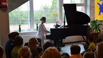 Cornelia Kohler, Leiterin der privaten Klavierschule in Markt Bibart, testete den neuen Flügel im Rahmen der feierlichen Übergabe. (Foto: Martina Hinkelmann)