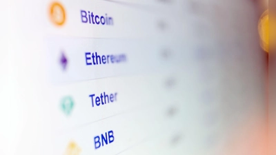 Anleger, die ihr Geld in Bitcoin und andere Kryptowährungen investiert haben, müssen sich in Geduld üben. (Symbolbild) (Foto: Karl-Josef Hildenbrand/dpa)