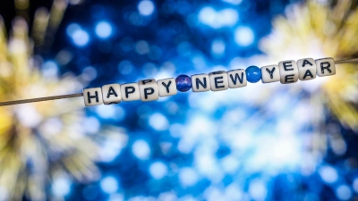 Bunte Raketen und lautes Knallen prägen die Silvesternacht: Feuerwerk sorgt für festliche Stimmung, bringt aber auch Feinstaub und Müll mit sich. (Foto: Christoph Reichwein/dpa)