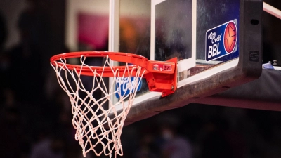 Ein easyCredit BBL-Logo klebt neben dem Basketballkorb. (Foto: Marius Becker/dpa/Archivbild)