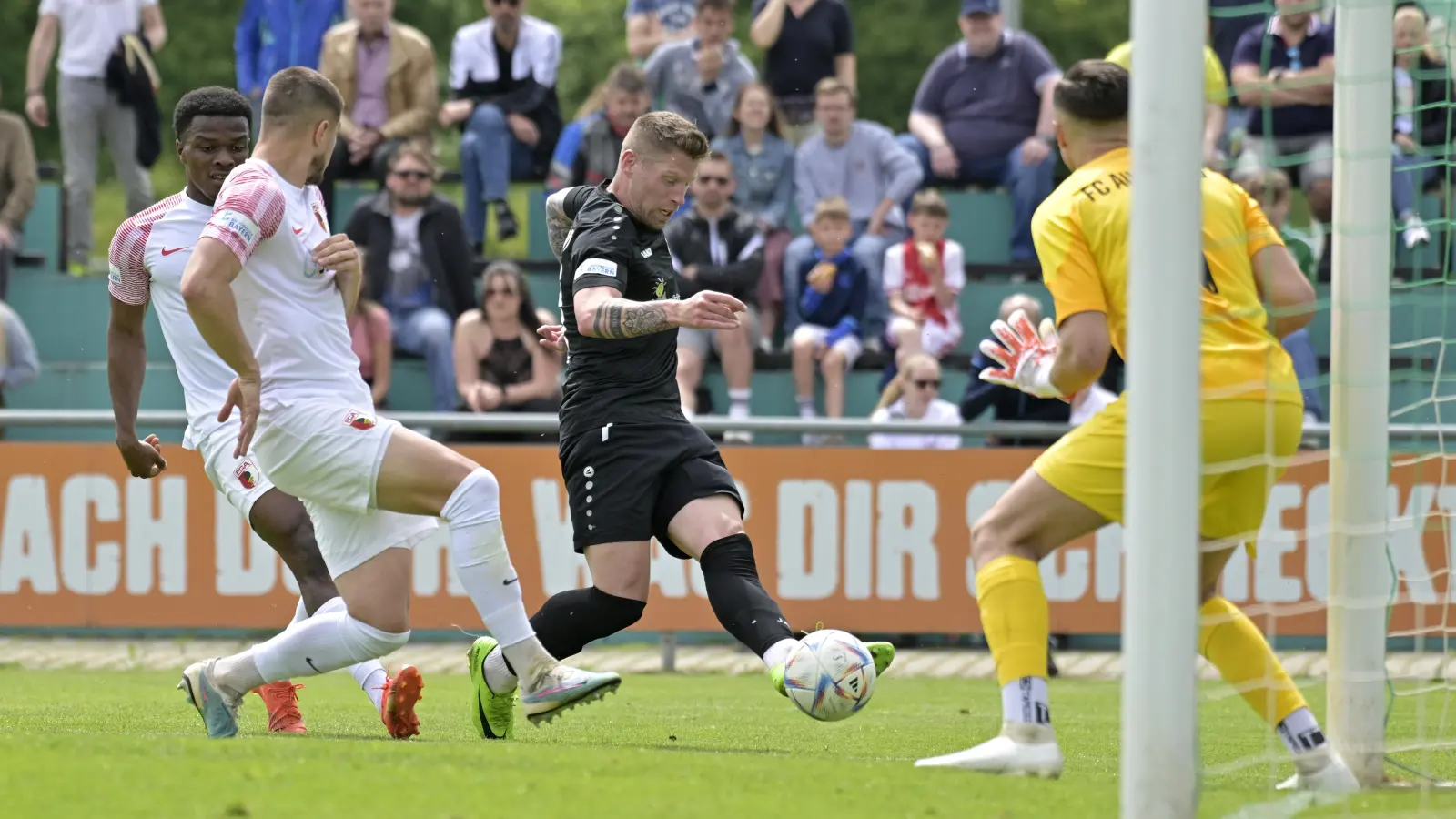 Gleich steht es 1:2: Das Tor von Bastian Herzner (MItte) sorgte nach 0:2-Rückstand für neue Hoffnung bei der SpVgg Ansbach.  (Foto: MARTIN RUEGNER)