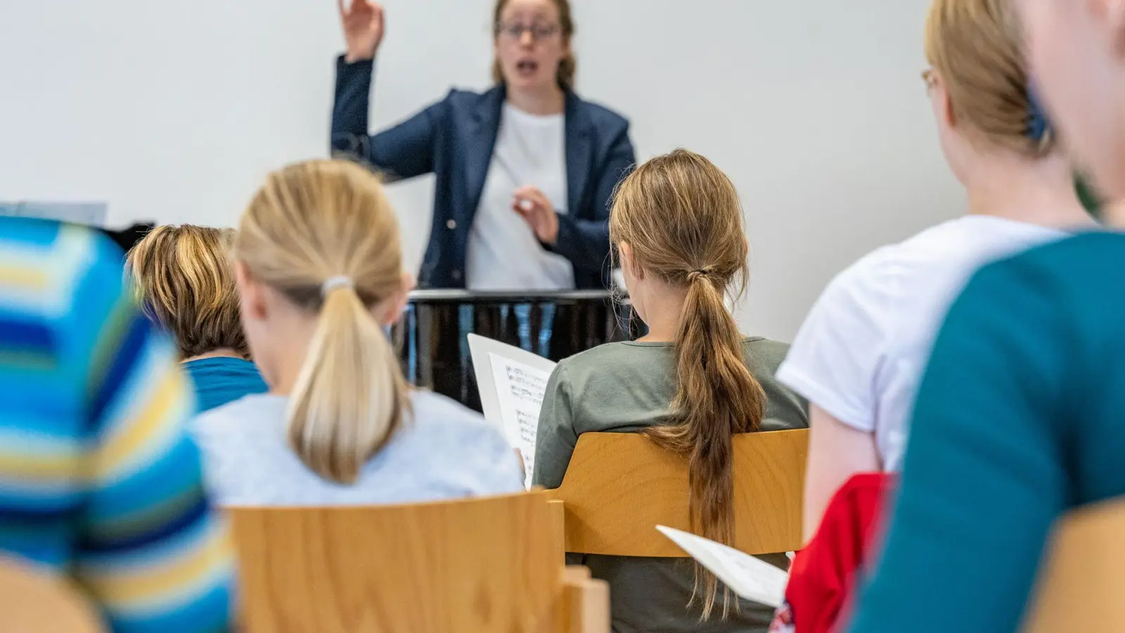 In Augsburg wird es neben dem prominenten Knabenchor des Bistums künftig ebenfalls Mädchenchöre geben. (Archivbild) (Foto: Armin Weigel/dpa)