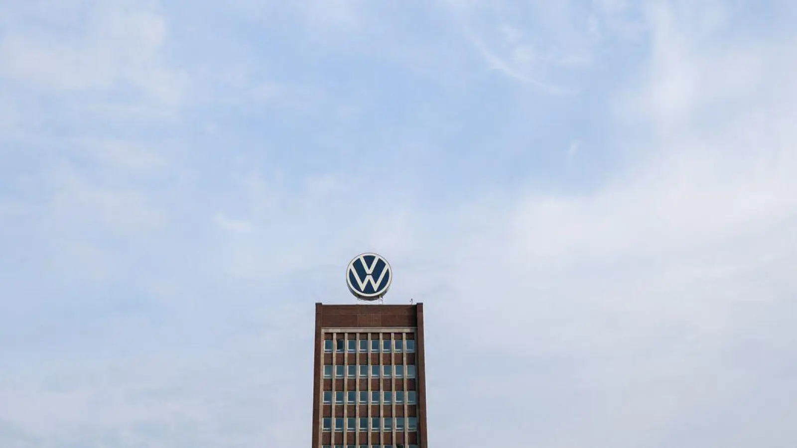 Bei VW ist die Entscheidung über ein Sparpaket gefallen (Archivbild) (Foto: Julian Stratenschulte/dpa)
