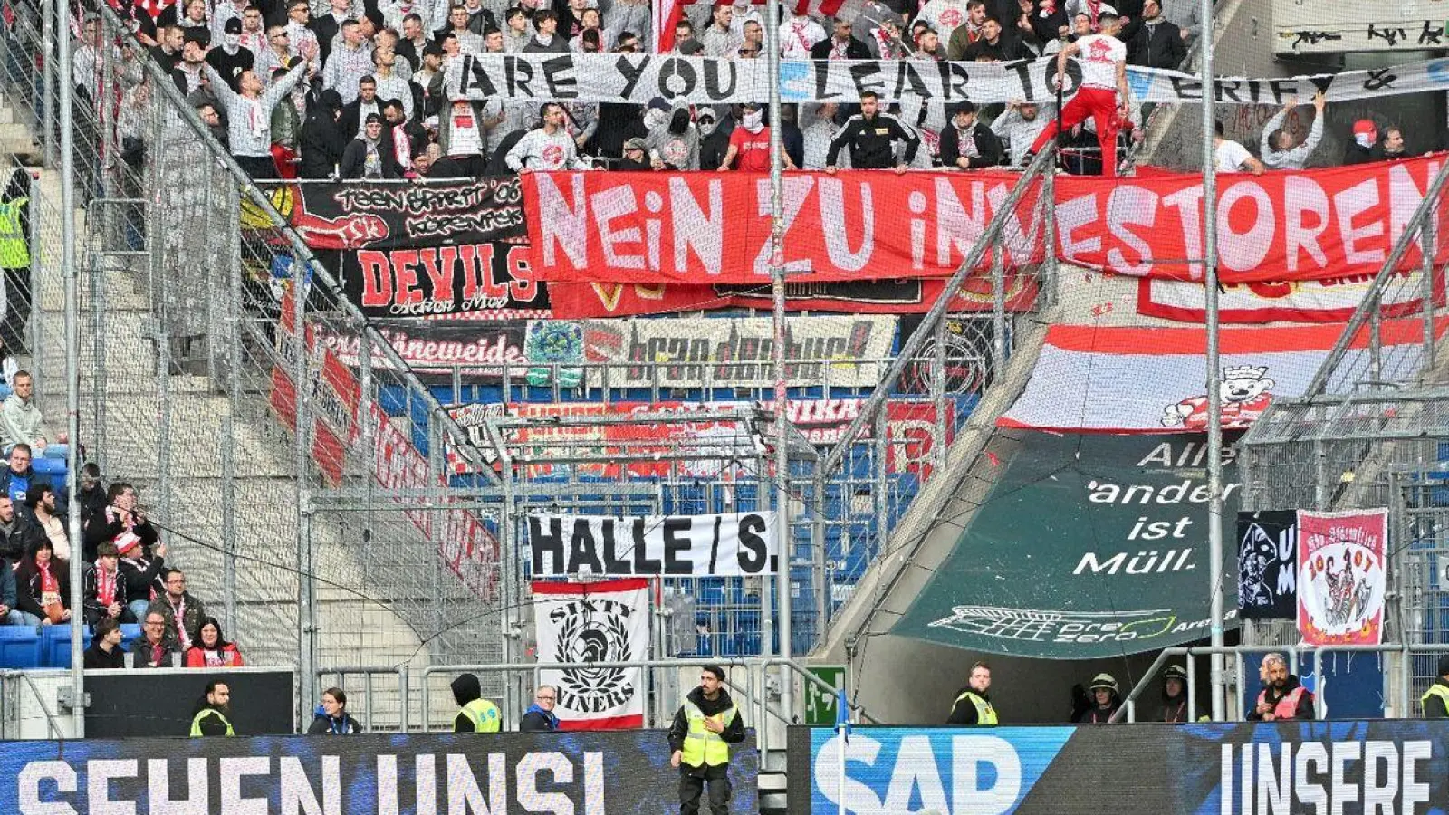 Die Berliner Fans warfen mehrfach Tennisbälle aus Protest gegen die DFL aufs Spielfeld. (Foto: Jan-Philipp Strobel/dpa)