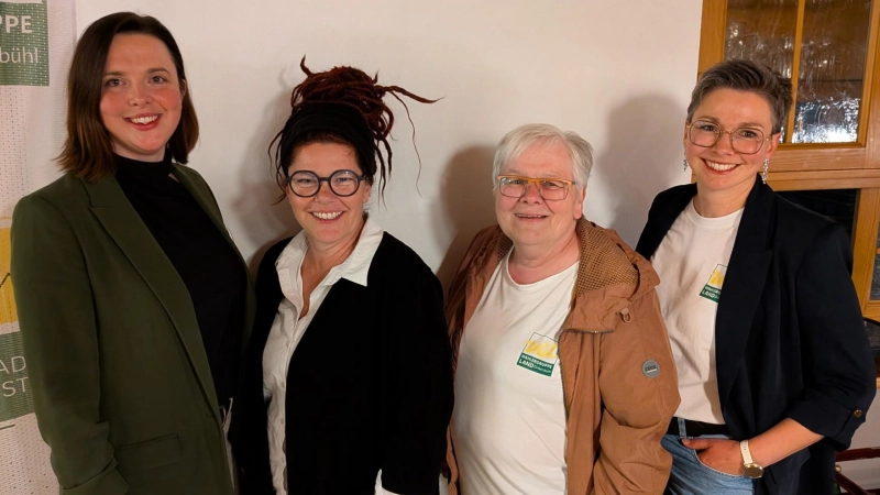 Der neue Vorstand besteht aus einer Frauenriege: Vorsitzende Larissa Burggraf, zweite Vorsitzende Heike Wikarek, Kassenverwalterin Karin Feeß und Schriftführerin Andrea Maier ( v. l) lenken nun die Geschicke der Wählergruppe Land. (Foto: Friedrich Zinnecker)