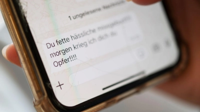 Vor allem Frauen und junge Menschen sind von Cybermobbing und Cyberstalking betroffen. (Symbolbild) (Foto: Marijan Murat/dpa)