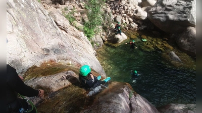 Nach einem Sprung beim Canyoning ist eine Frau querschnittgelähmt. (Symbolbild)  (Foto: Florian Sanktjohanser/dpa-tmn)