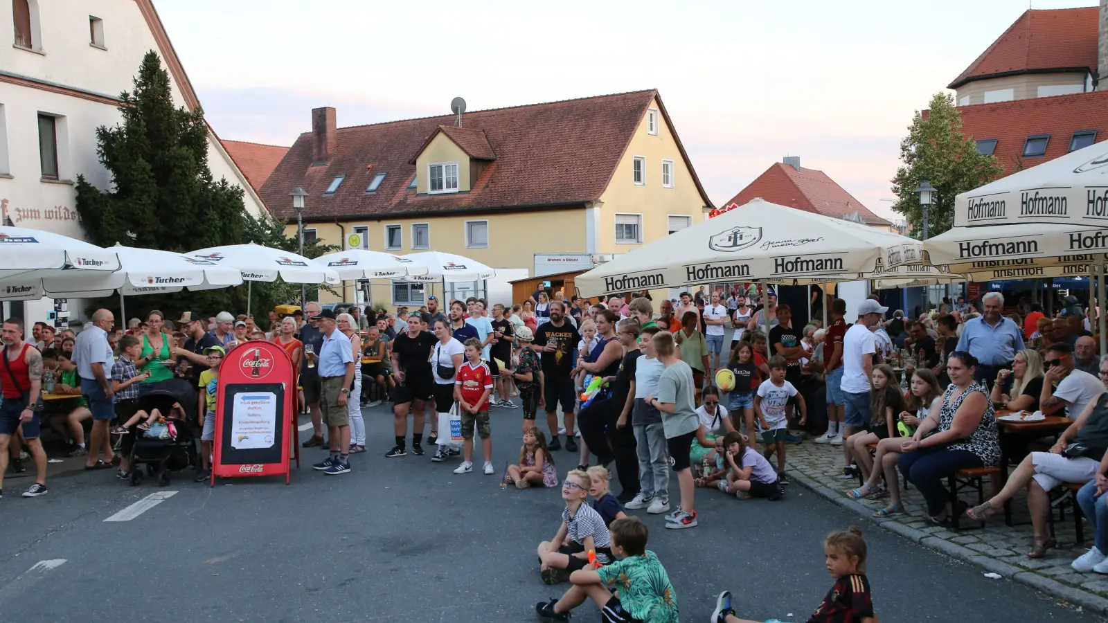 Jung und Alt feiern in Flachslanden miteinander das Kirchweihfest. (Foto: Alexander Biernoth)