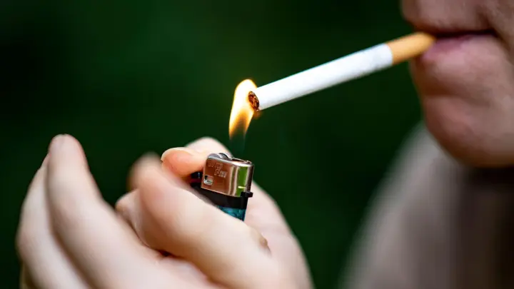 Wenn sie im Stress sind, greifen Raucher oft und gern zur Zigarette. (Foto: Fabian Sommer/dpa)