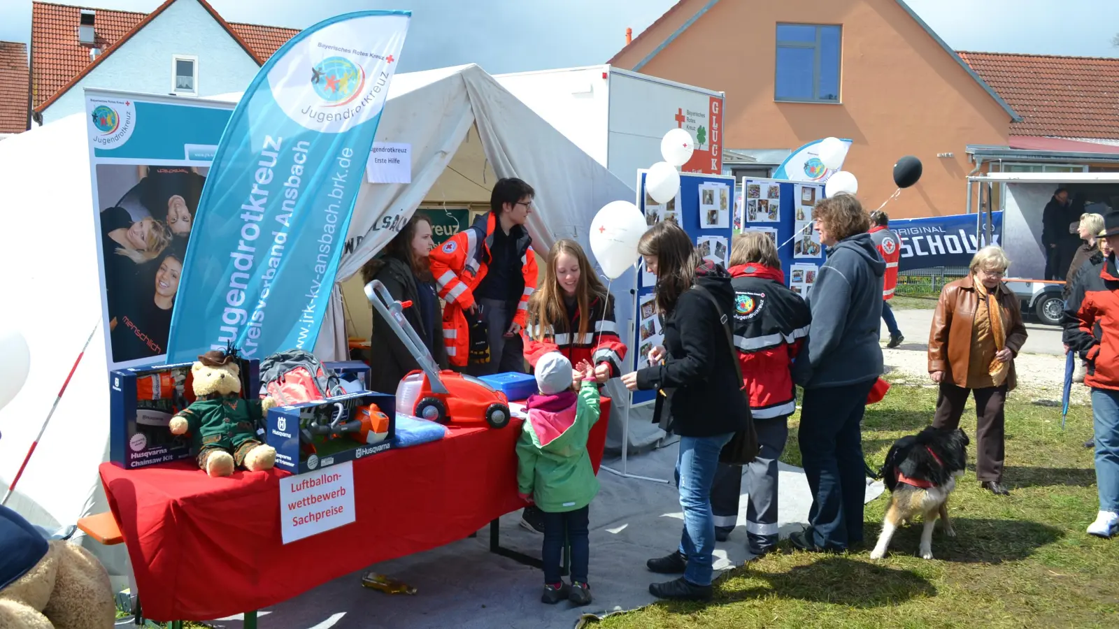 Das Jugendrotkreuz (JRK) Neuendettelsau ist auch in diesem Jahr wieder mit einem Stand vertreten und veranstaltet den Luftballonwettbewerb.  (Foto: Klemens Hoppe)