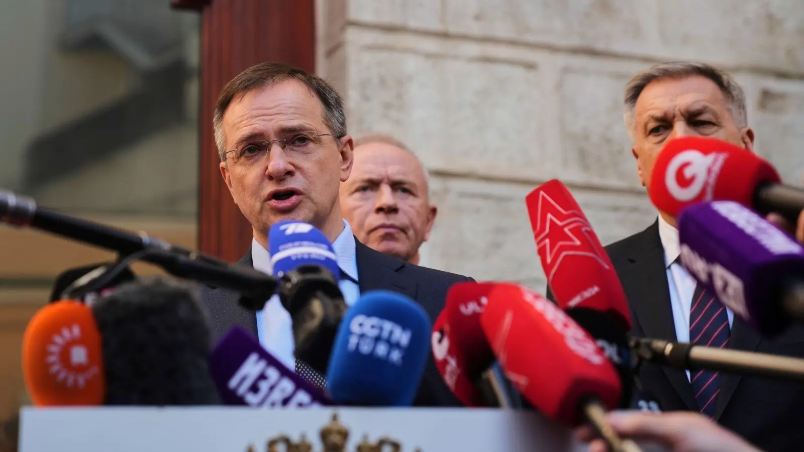 Der russische Verhandlungsführer Wladimir Medinski hat nach der zweiten Verhandlungsrunde in Istanbul Pläne für einen neuen Gefangenenaustausch bestätigt. (Archivbild) (Foto: Francisco Seco/AP/dpa)