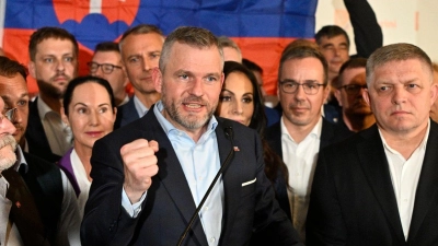Präsidentschaftskandidat Peter Pellegrini, Mitte, feiert nach der Stichwahl in der Slowakei. Laut Auszählungen gewinnt er noch in der Nacht die Kandidatur. (Foto: Denes Erdos/AP/dpa)