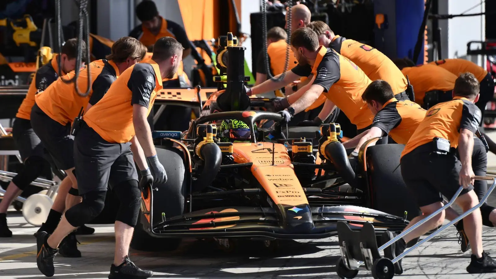 Nach einem langsamen Boxenstopp gab es Kontroversen um eine Stallorder. (Foto: Marco Bertorello/Pool AFP/AP/dpa)