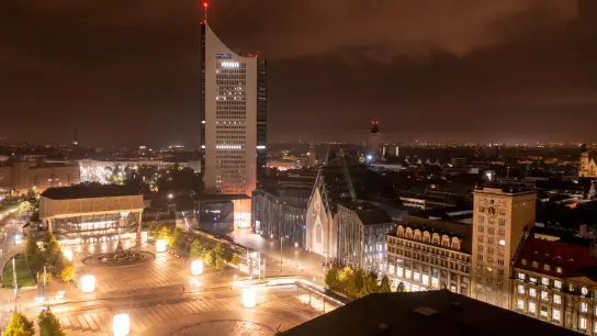 Die Gebäude der Leipziger Innenstadt sind aufgrund der Energiekrise nicht mehr angestrahlt. (Foto: Jan Woitas/dpa)