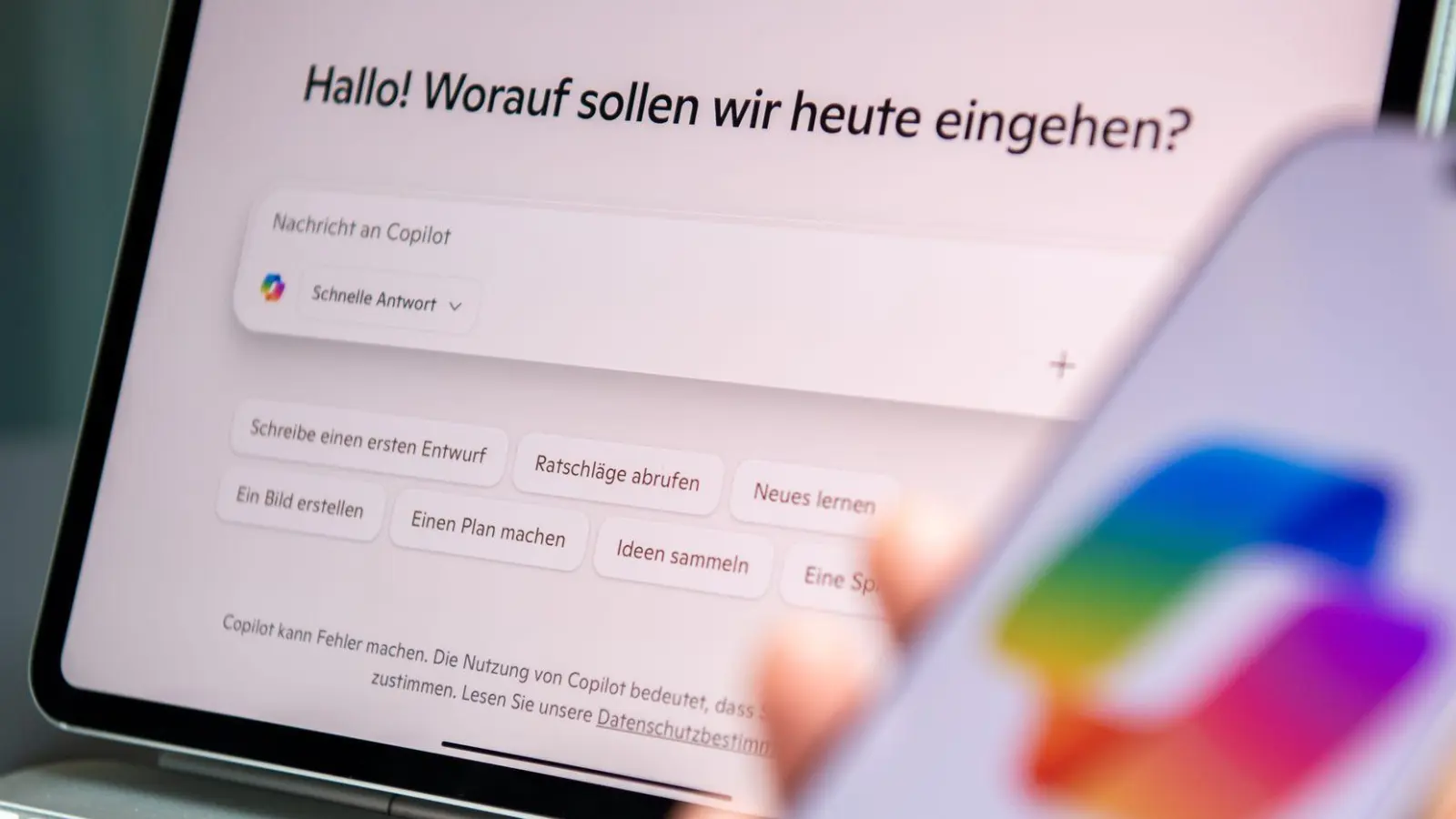 Ob zur Inspiration oder als Organisationshelfer: Wer Chatbots clever einsetzt, kann sich im Arbeitsalltag Erleichterung verschaffen.  (Foto: Nico Tapia/dpa-tmn)