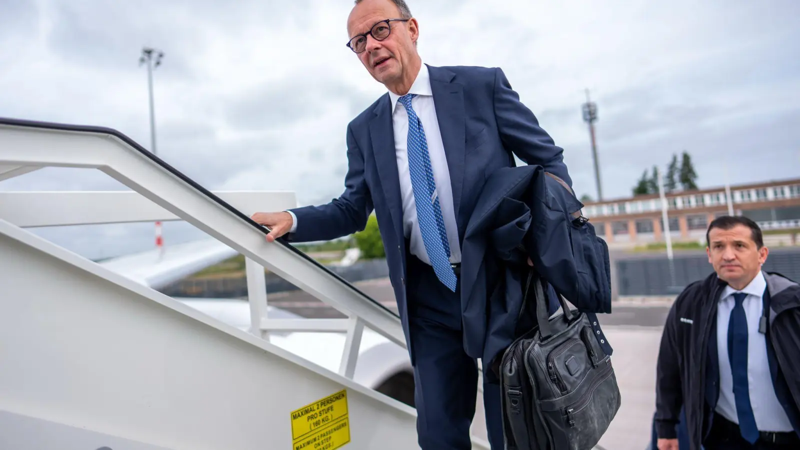 Merz fliegt am Mittwoch in die USA. (Archivbild) (Foto: Michael Kappeler/dpa)