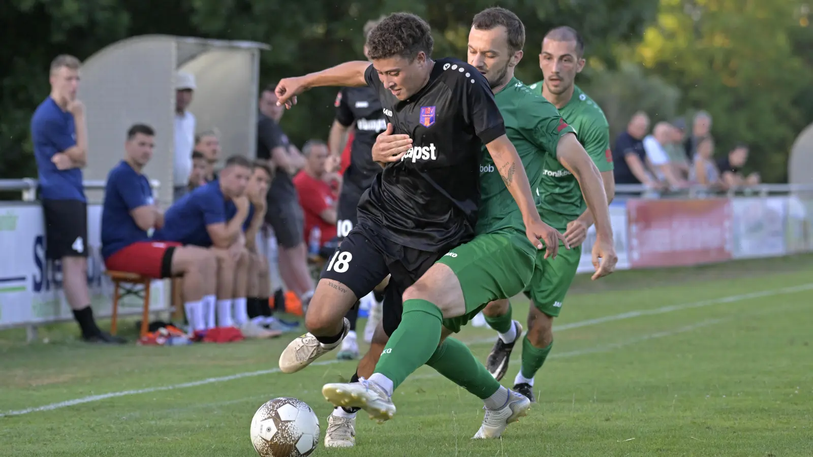 Nah dran am Gegner: Die Ansbacher Abwehr um Eric Weeger, der hier den FSV-Spieler Sebastian Lutz bremst, ließ in der Generalprobe kein Gegentor zu. (Foto: Martin Rügner)