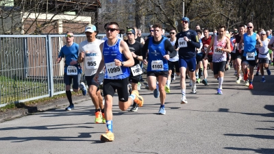 Bereits kurz nach dem Start zum Halbmarathon setzte sich Sieger Florian Koch an die Spitze.  (Foto: Jörg Behrendt)