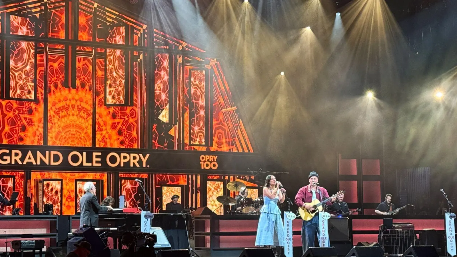 Großer Moment: Das Duo „Johnnyswim“ darf auf der Grand Ole Opry in Nashville spielen. (Foto: Verena Wolff/dpa-tmn)