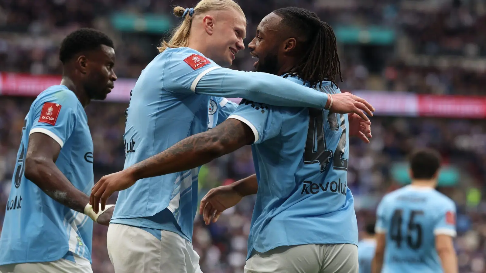 Antoine Semenyo von Manchester City (r) feiert mit Vorlagengeber Erling Haaland von Manchester City nach dem Siegtor. (Foto: Richard Pelham/AP/dpa)