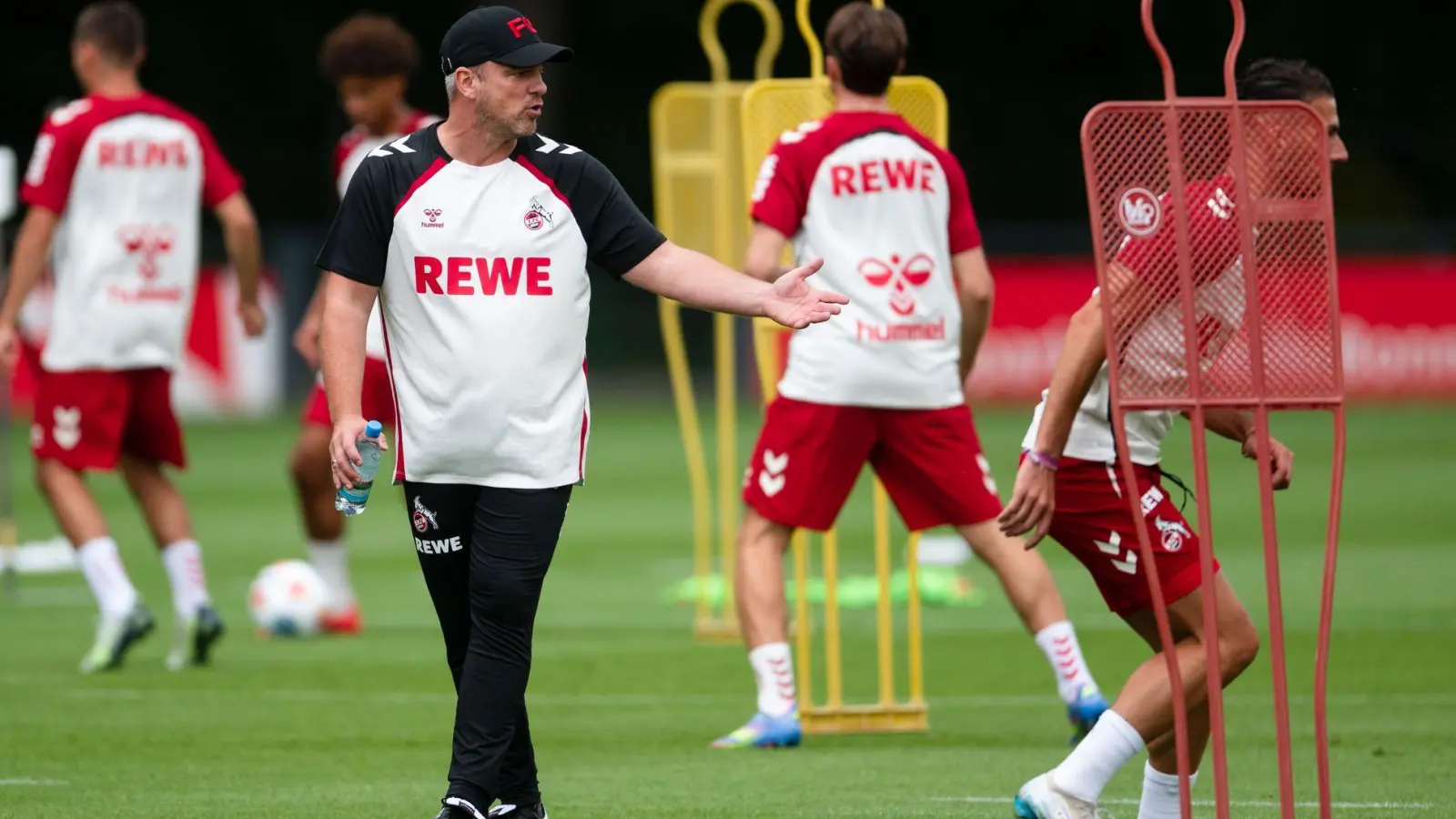 Lukas Kwasniok leitete seine erste Einheit als Trainer beim 1. FC Köln. (Foto: Marius Becker/dpa)