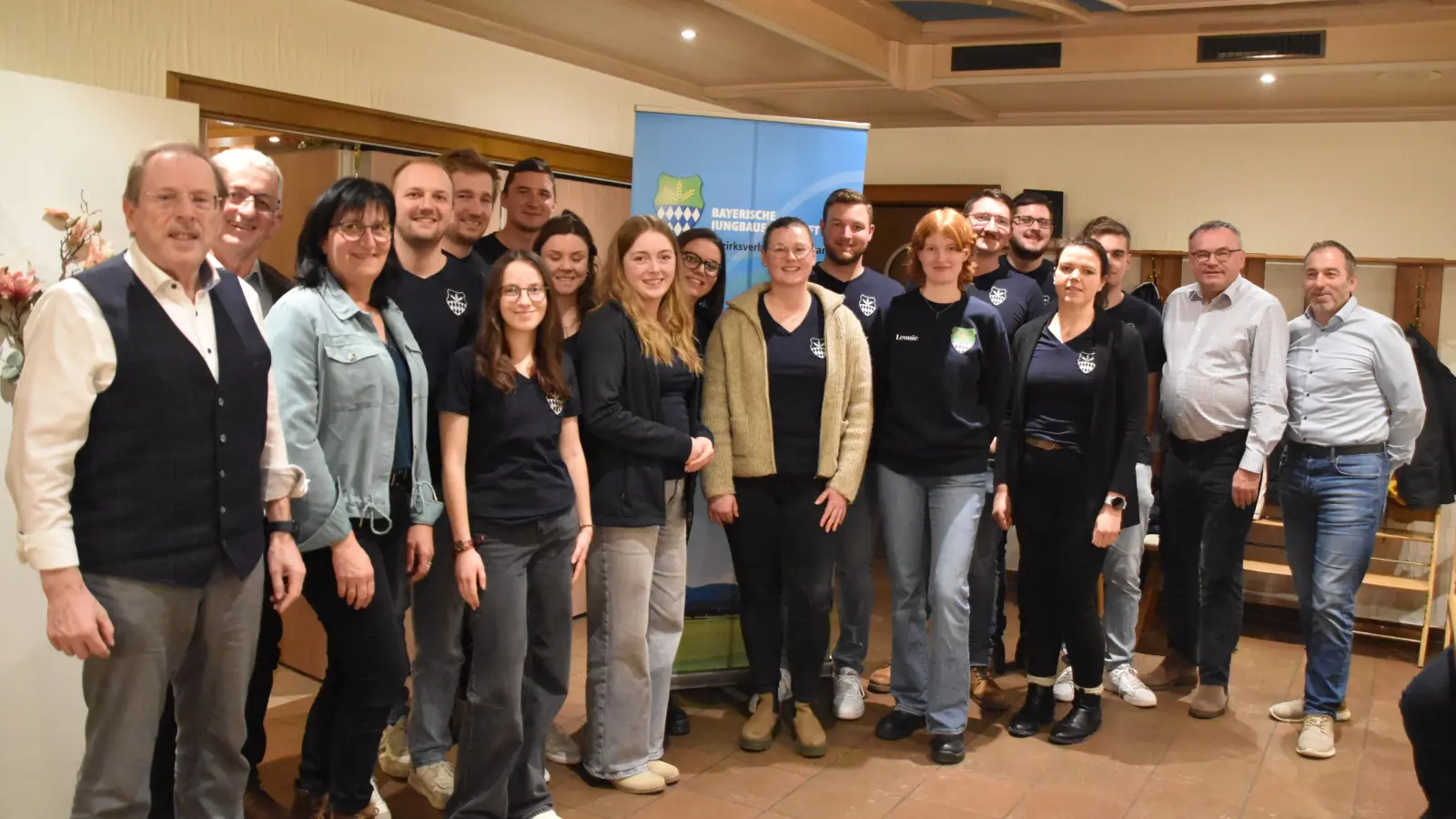 Zogen Bilanz und blickten zuversichtlich in das neue Landjugendjahr: das Führungsteam der<br>Gruppen der Jungbauernschaft Mittelfrankens mit den Ehrengästen beim Treffen in Adelsdorf. (Foto: Fritz Arnold)