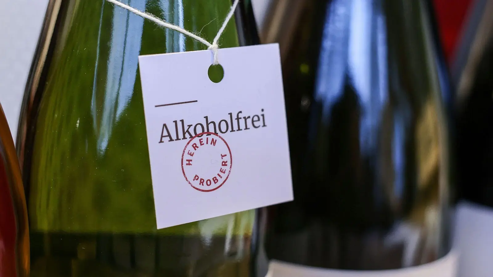 Immer mehr Weingüter, Winzergenossenschaften und Handelskellereien bieten entalkoholisierte Weine an. (Foto: Oliver Berg/dpa)