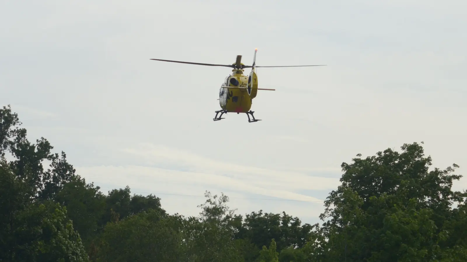 Der Rettungshubschrauber brachte eine E-Bikerin mit schweren Kopfverletzungen in eine Klinik. (Symbolbild: Günter Blank)