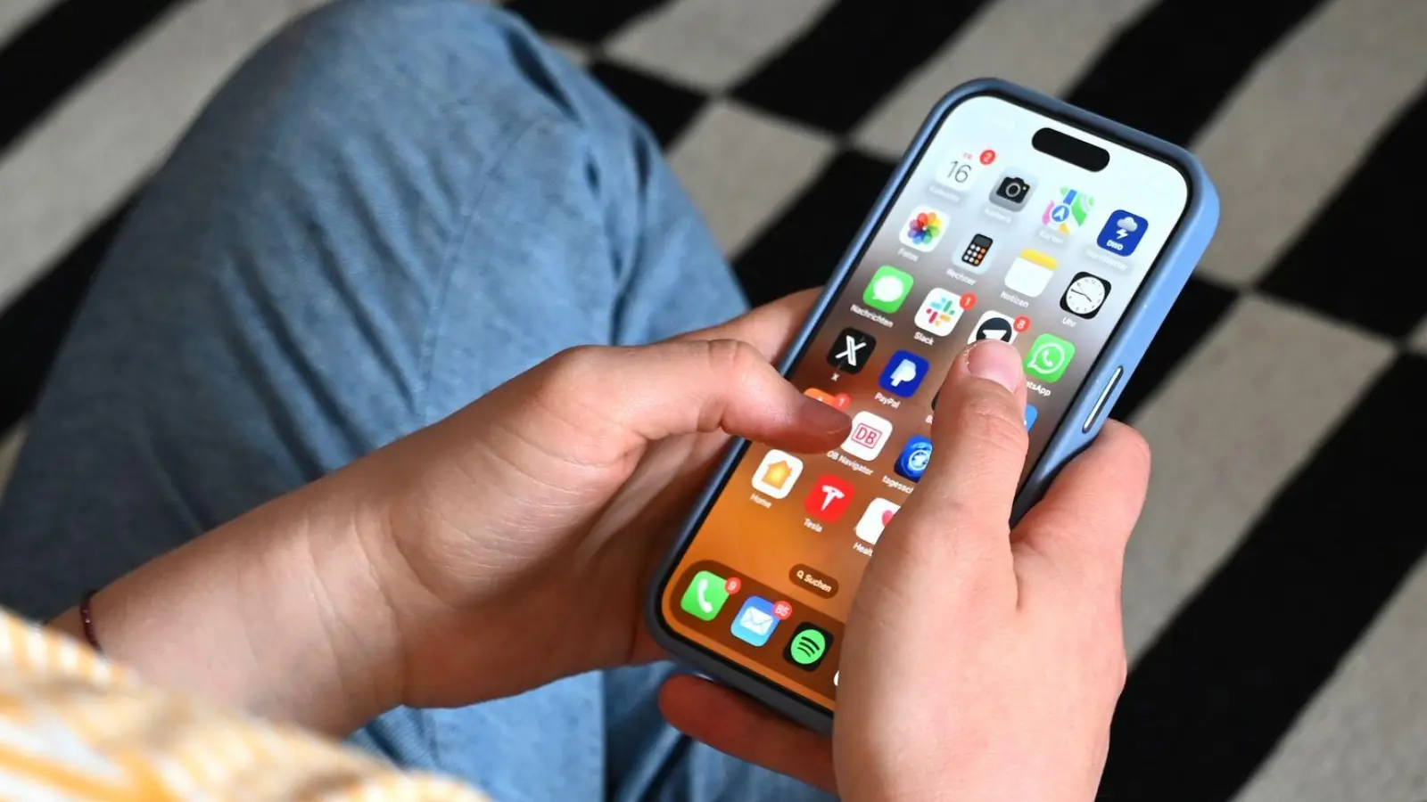 Laute Rufe nach Altersschranken für Jugendliche bei Social Media. (Symbolbild) (Foto: Elisa Schu/dpa)