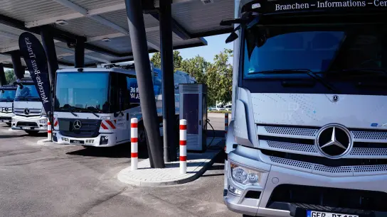 Lastwagen im Mercedes-Benz Trucks KundenCenter. (Foto: Uwe Anspach/dpa)