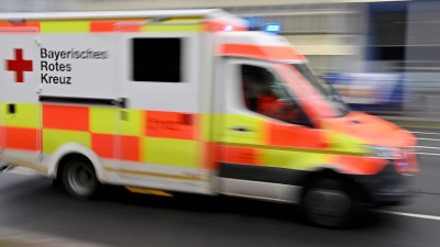 Elf Schüler wurden laut Polizei vorsorglich ins Krankenhaus gebracht. (Symbolbild) (Foto: Peter Kneffel/dpa)