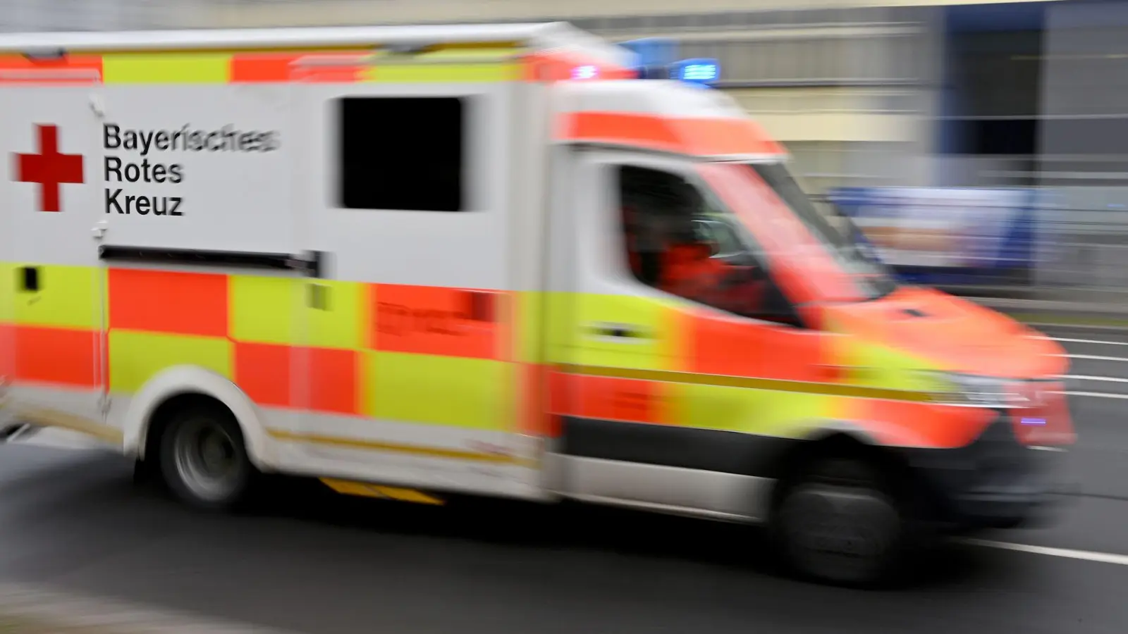 Elf Schüler wurden laut Polizei vorsorglich ins Krankenhaus gebracht. (Symbolbild) (Foto: Peter Kneffel/dpa)