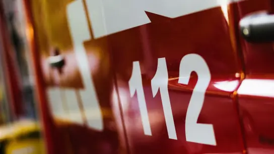 Die Notrufnummer „112“ steht auf einem Einsatzfahrzeug der Feuerwehr. (Foto: Philipp von Ditfurth/dpa/Symbolbild)