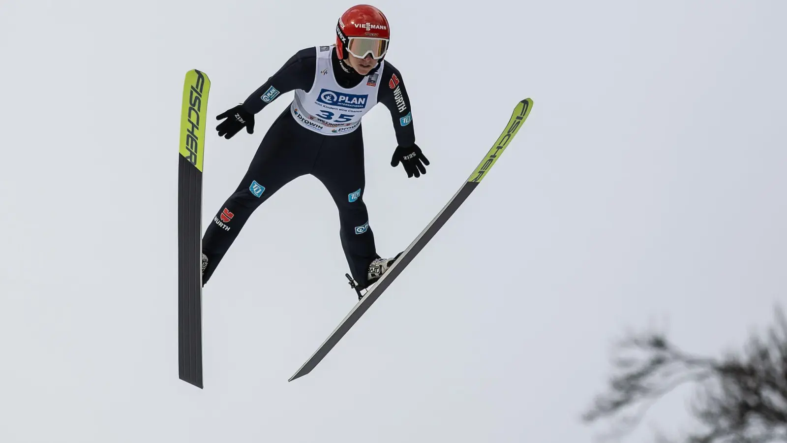 Skispringerin Katharina Althaus kam in Willingen mit Sprüngen über 133 und 149,5 Metern zum Sieg. (Foto: Swen Pförtner/dpa)