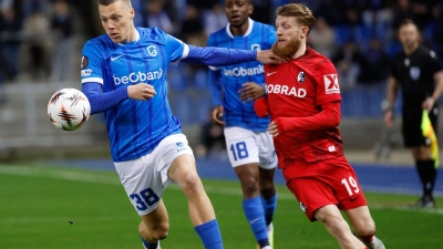 Kampf um eine gute Ausgangslage fürs Rückspiel: Genks Heymans hat im Duell mit Beste vom SC Freiburg die Nase vorn. (Foto: Geert Vanden Wijngaert/AP/dpa)