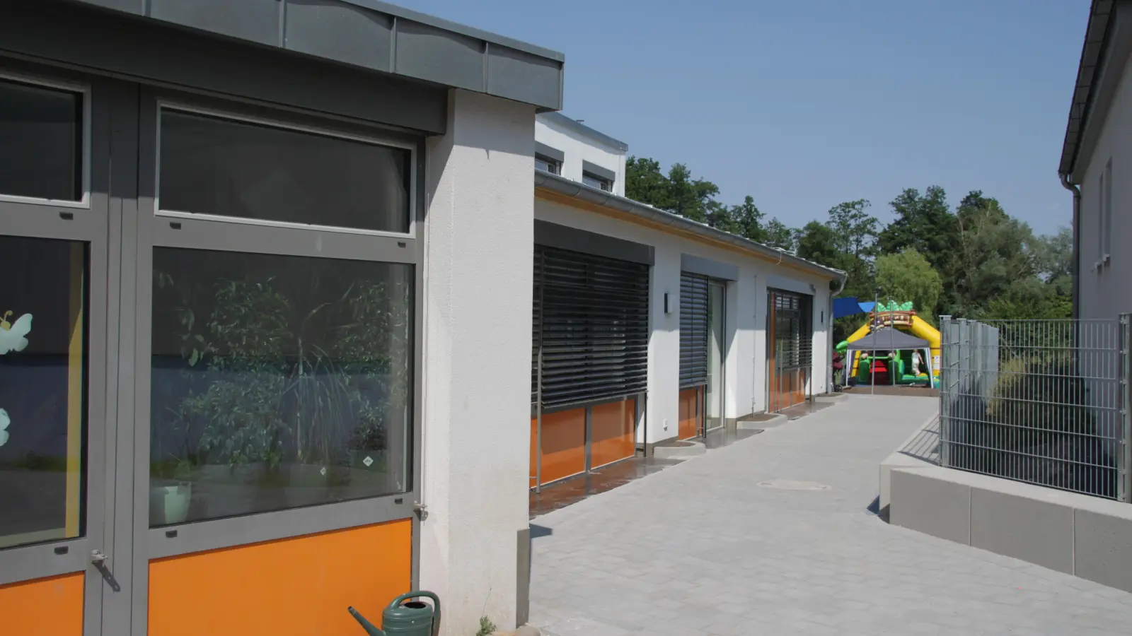 Mit einem Anbau in Richtung Osten hat die evangelische Kirchengemeinde Schalkhausen zusätzlichen Platz im Kindergarten geschaffen. Nun können dort bis zu 100 Kinder betreut werden. (Foto: Robert Maurer)