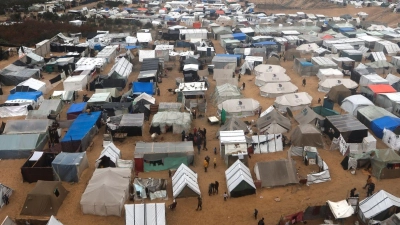 Ein Blick auf ein behelfsmäßiges Zeltlager für Palästinenser, die durch die israelische Bodenoffensive auf den Gazastreifen vertrieben wurden. (Foto: Mohammed Dahman/AP/dpa)