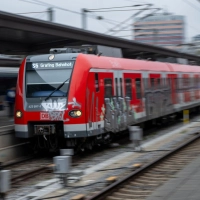 Die S5 fährt bis Oktober nur bis Aying - und endet in den Nächten manchmal sogar schon am Ostbahnhof. (Archivbild) (Foto: Peter Kneffel/dpa)