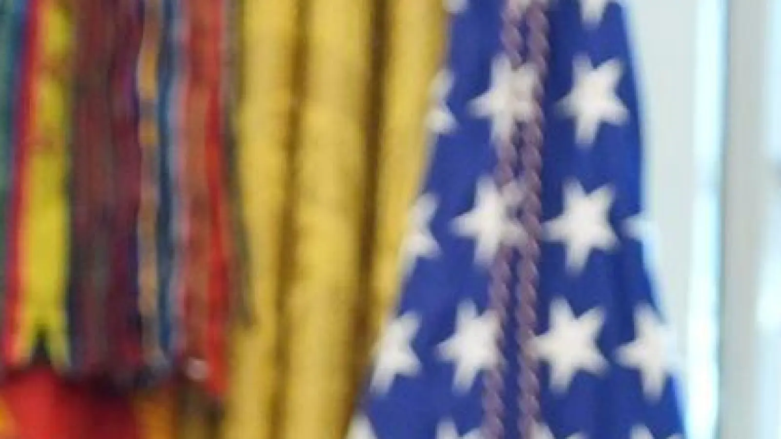 US-Präsident Donald Trump (M) droht mit Spielverlegungen, FIFA-Präsident Gianni Infantino gibt sich zurückhaltend. (Foto: Evan Vucci/AP/dpa)