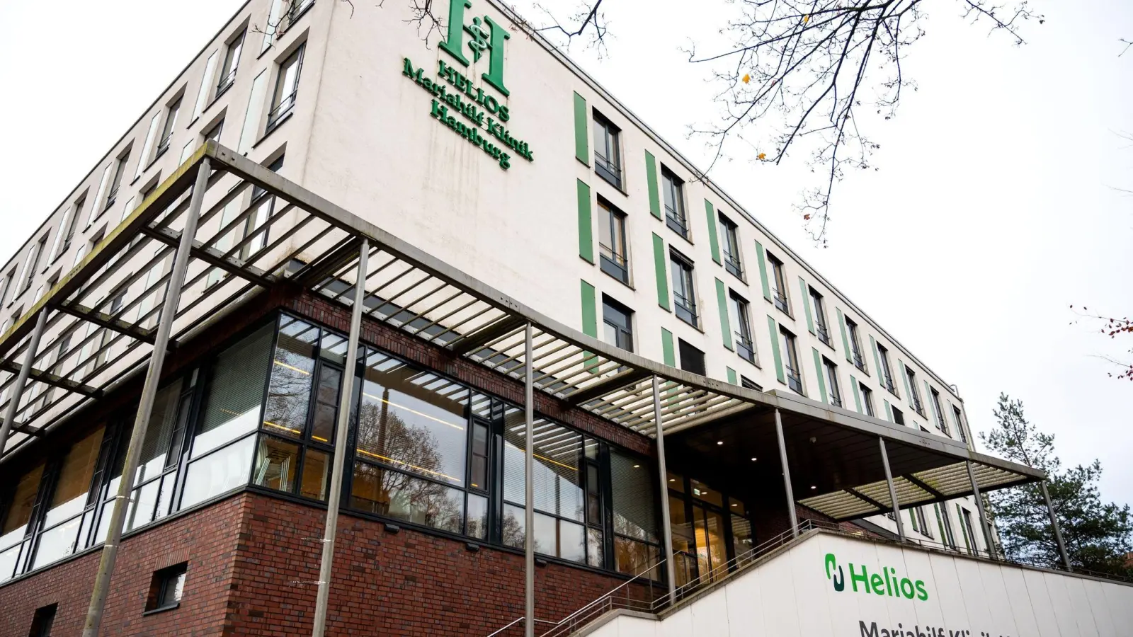 Blick auf die Helios Mariahilf-Klinik im Hamburger Stadtteil Heimfeld. (Foto: Daniel Bockwoldt/dpa)