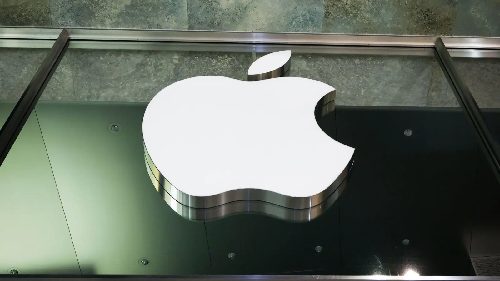 Das Logo des US-amerikanischen Technologieunternehmens Apple ist in am Apple Store Jungfernstieg in der Innenstadt von Hamburg zu sehen. (Foto: Christian Charisius/dpa)