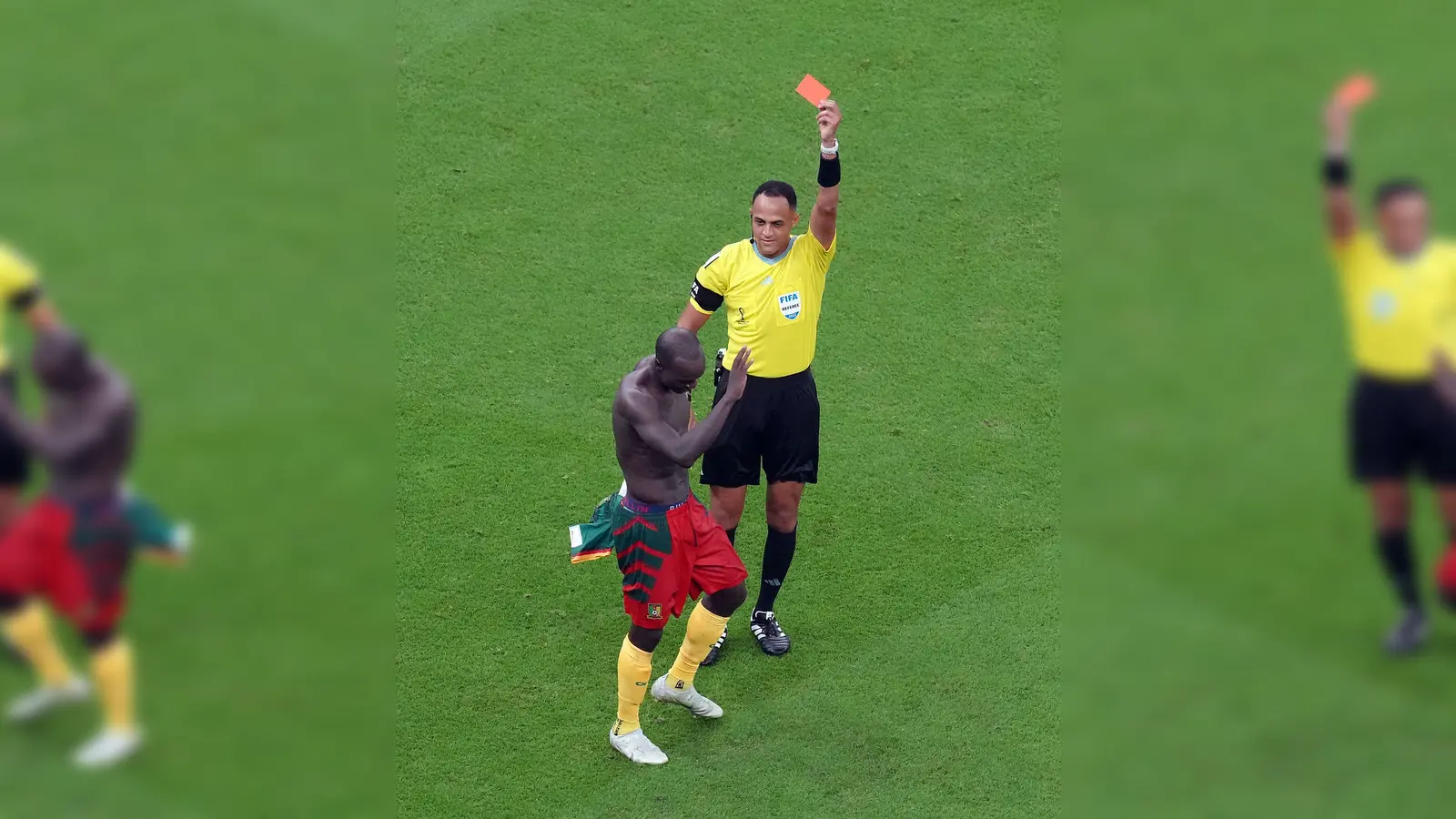 Schiedsrichter Ismail Eifath zeigt Kameruns bereits verwarntem Torschützen Vincent Aboubakar für das Trikotausziehen die Gelb-Rote Karte. (Foto: Nick Potts/PA Wire/dpa)